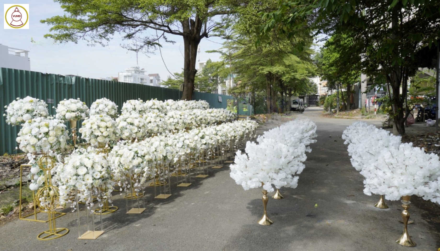 Đôn hoa lụa trang trí nhà hàng tiệc cưới