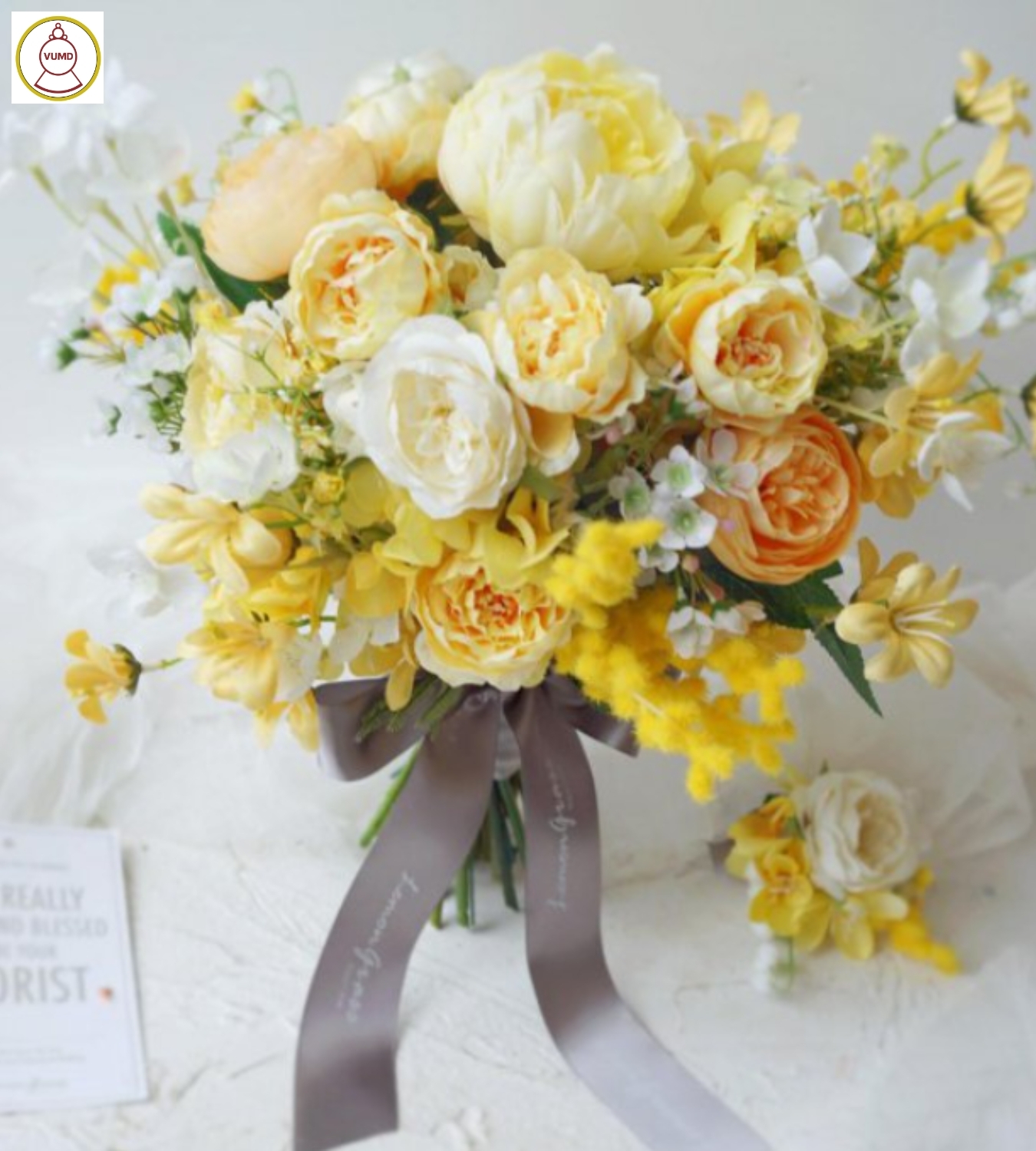 Hoa cô dâu cầm tay bằng lụa màu vàng tươi