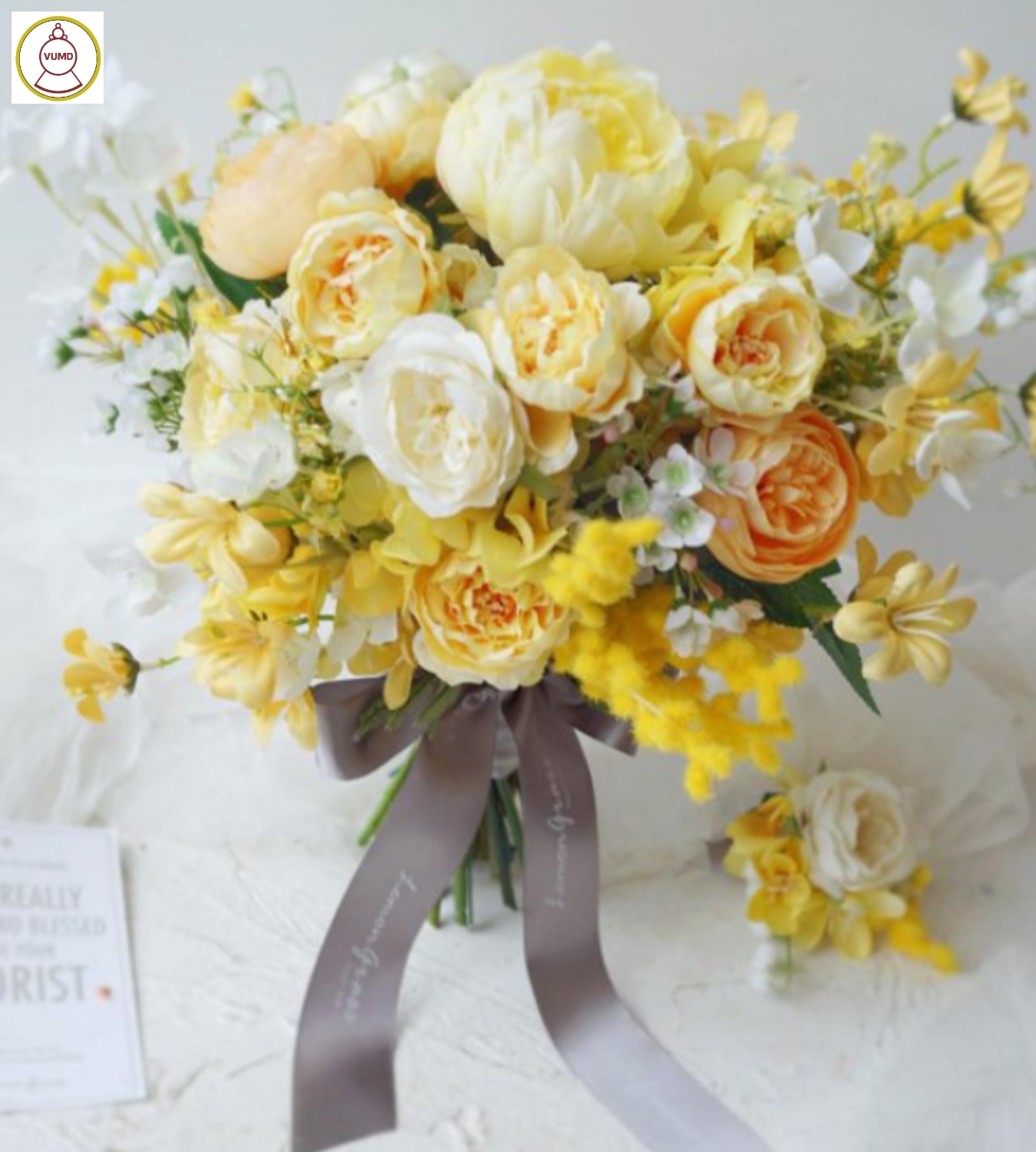 Hoa cô dâu cầm tay bằng lụa màu vàng tươi