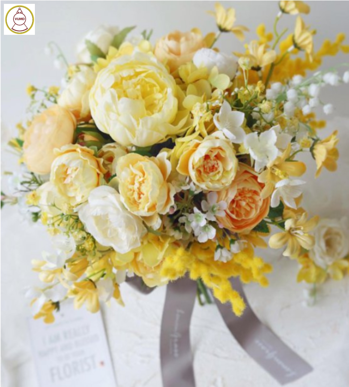 Hoa cô dâu cầm tay bằng lụa màu vàng tươi