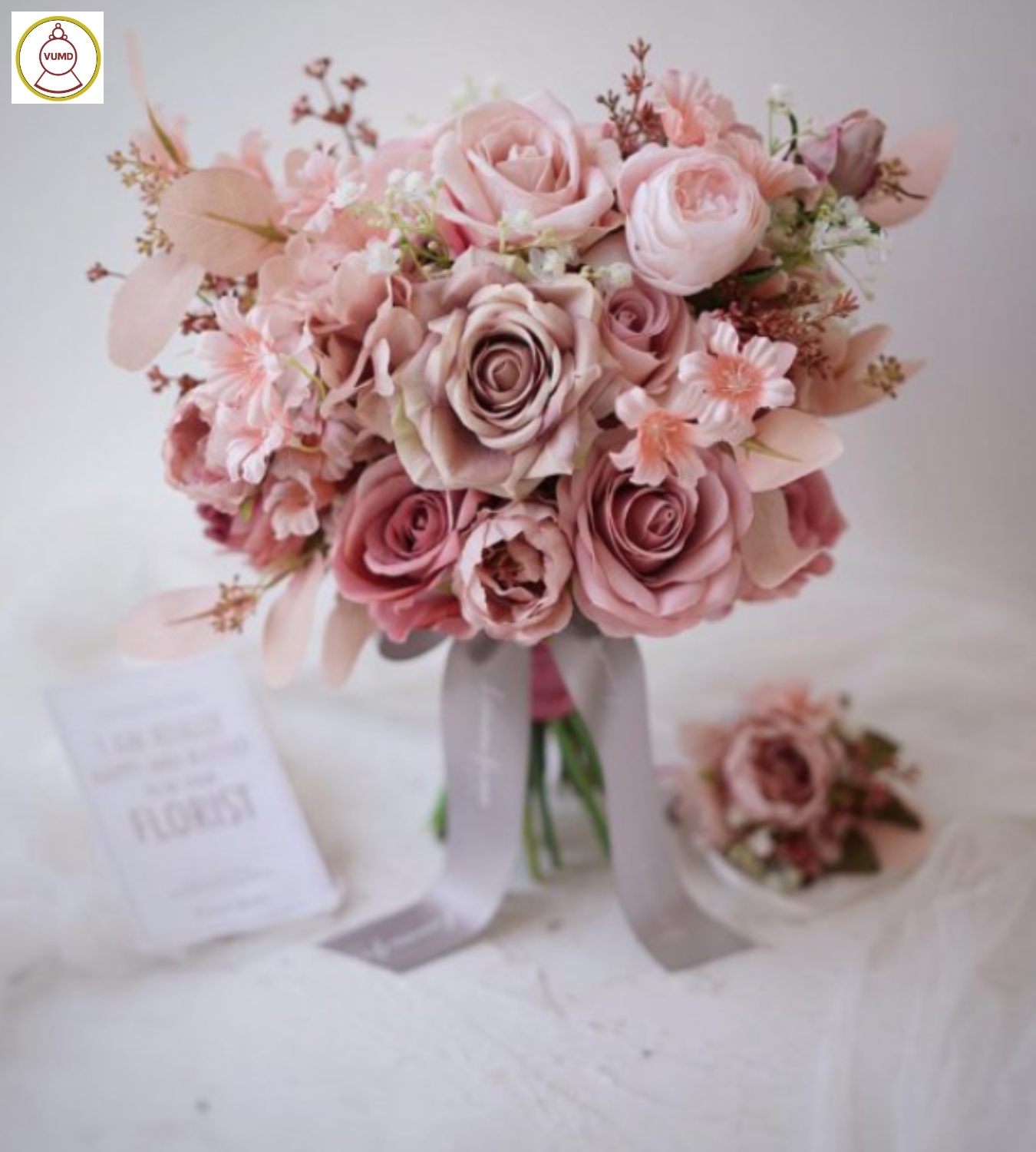 Hoa cô dâu cầm tay hồng nude