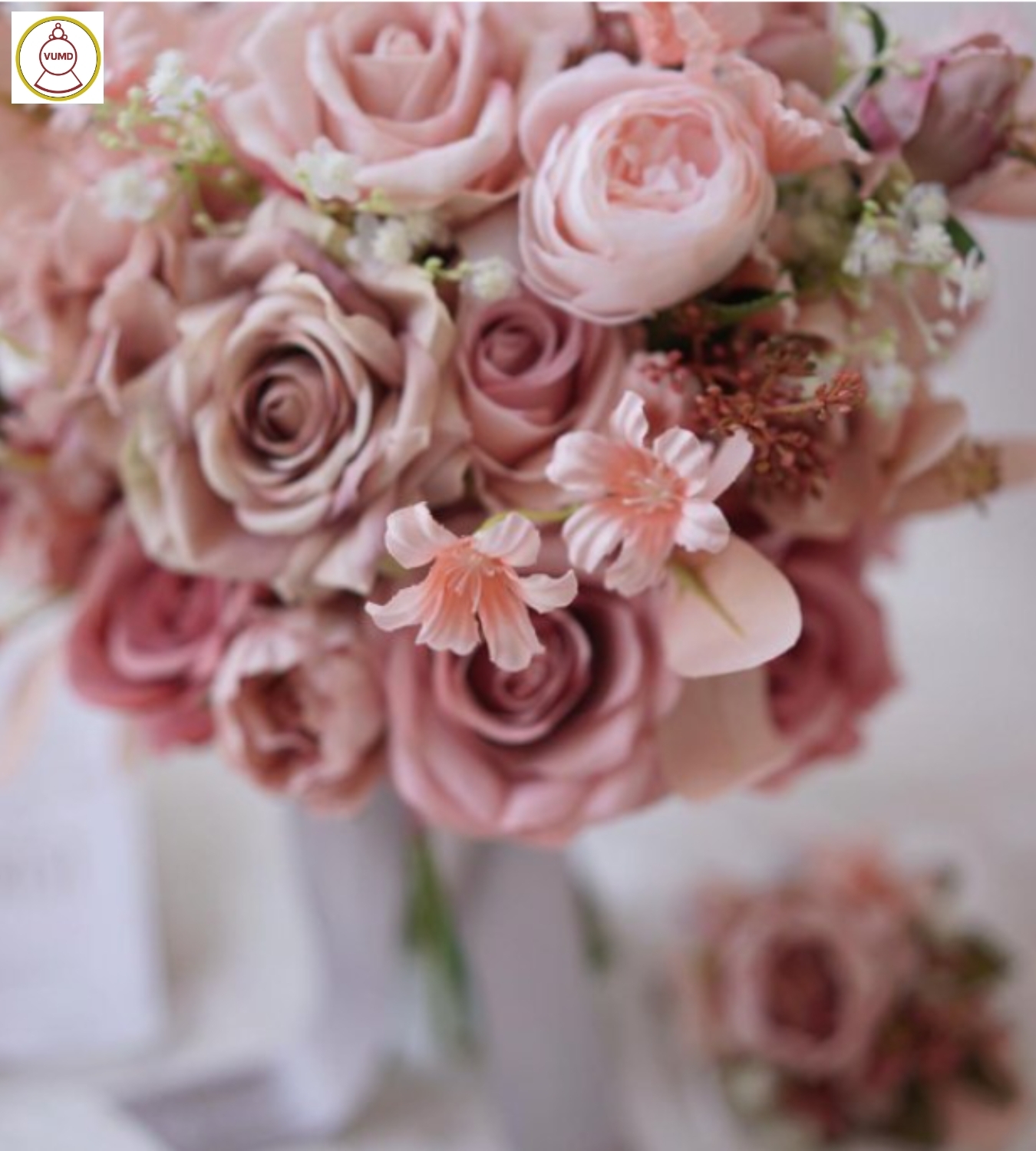 Hoa cô dâu cầm tay hồng nude