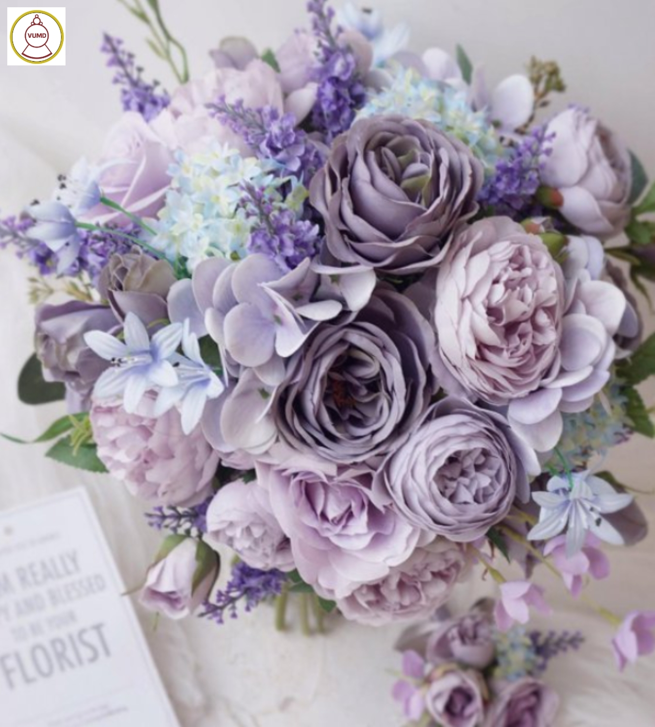 Hoa cô dâu cầm tay tím mộng mơ