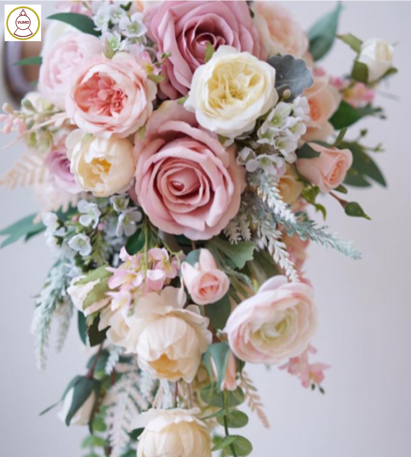 Hoa cô dâu tông hồng phấn điểm lá xanh