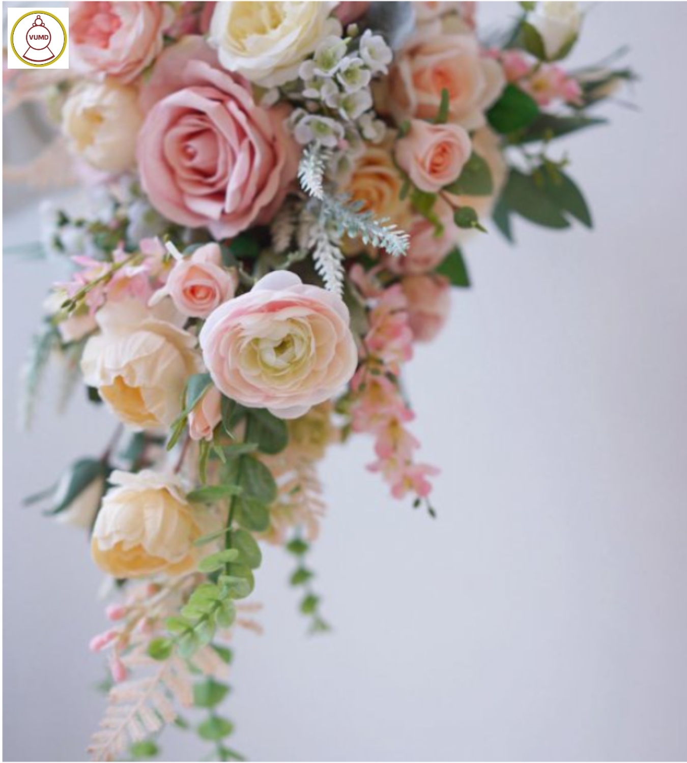 Hoa cô dâu tông hồng phấn điểm lá xanh