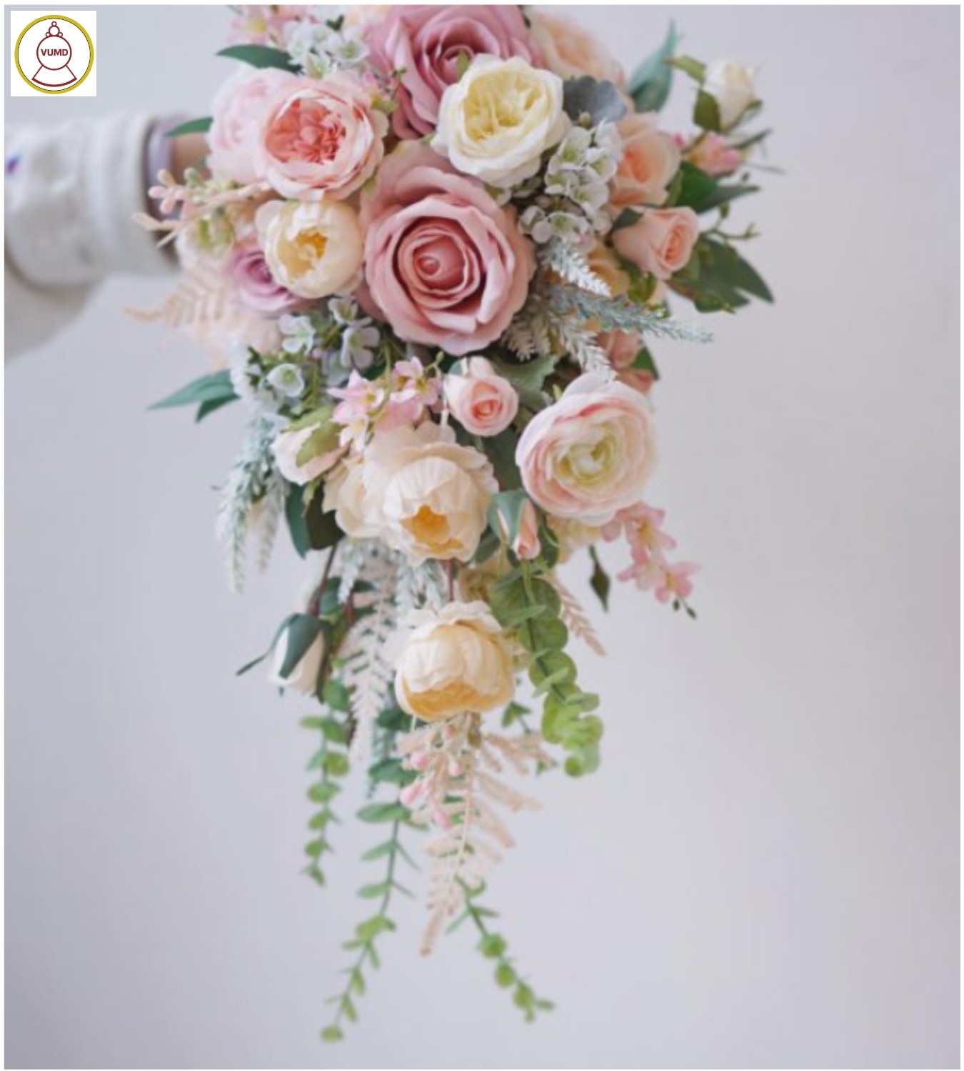 Hoa cô dâu tông hồng phấn điểm lá xanh