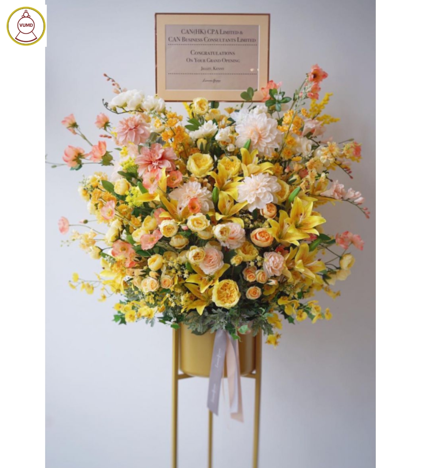 Lẵng hoa chúc mừng phong cách hiện đại