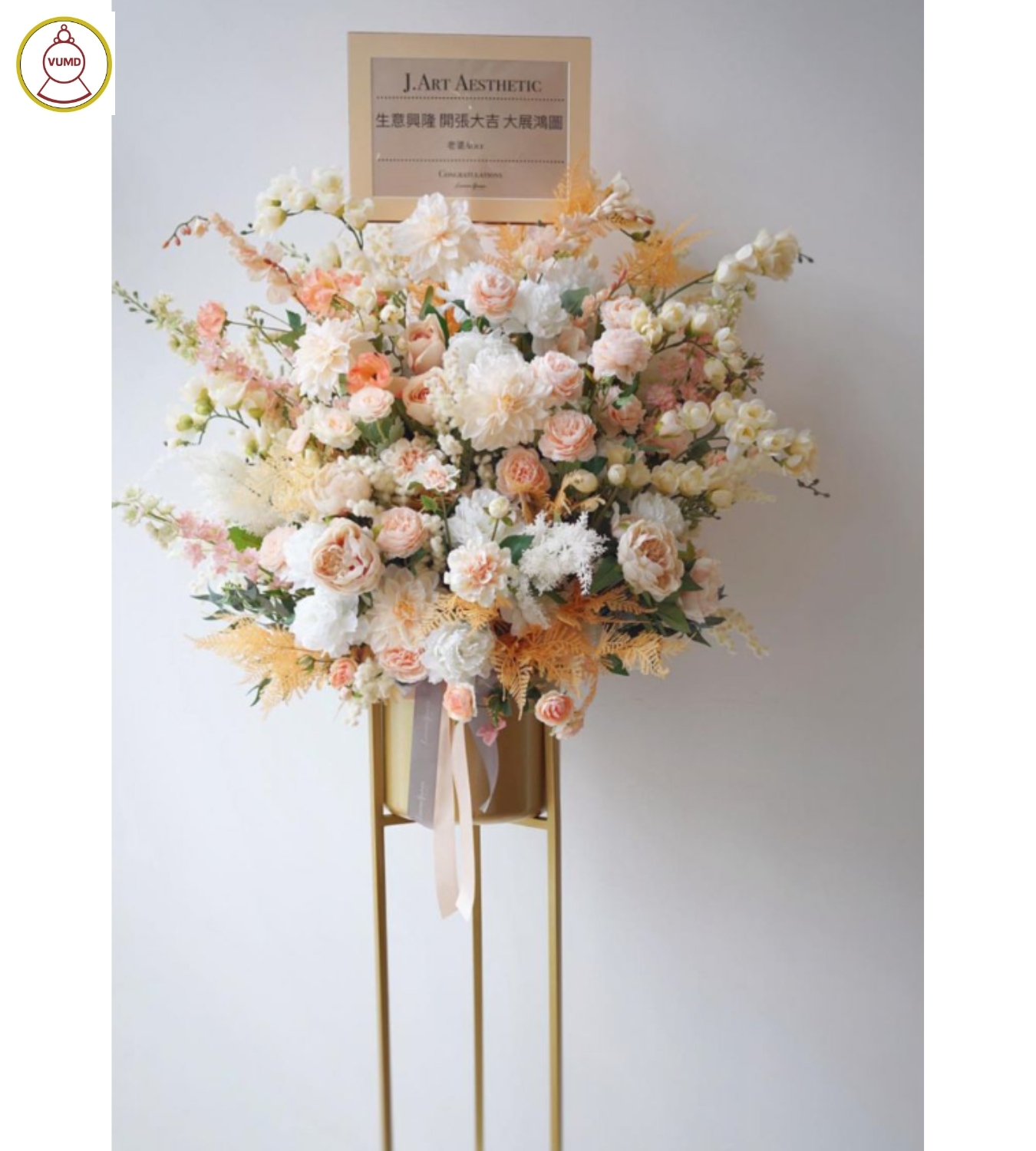 Lẵng hoa chúc mừng tông trắng hiện đại